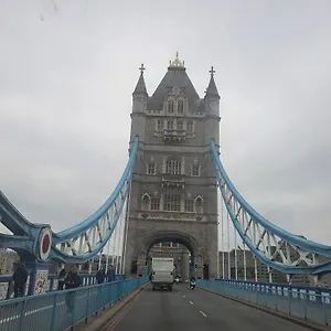 https://walking-to-tower-bridge.brighton-hotels-england.com